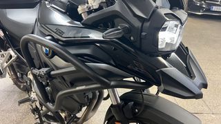 BMW F750GS triple black (A2) cambiaria por coche.