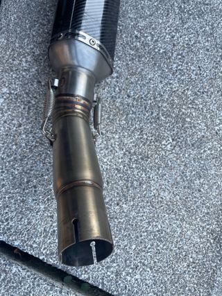 Tubo de escape Akrapovic carbono