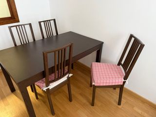 Tavolo da pranzo in legno con 4 sedie