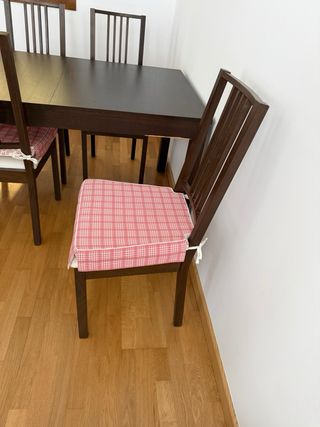 Tavolo da pranzo in legno con 4 sedie