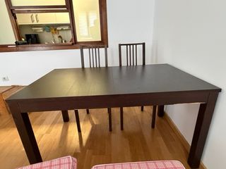 Tavolo da pranzo in legno con 4 sedie