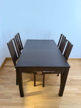 Tavolo da pranzo in legno con 4 sedie