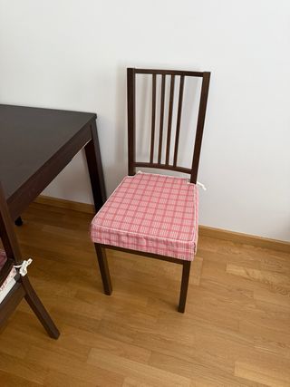 Tavolo da pranzo in legno con 4 sedie