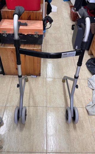 Andador Plegable con Ruedas y Frenos cómodo 40€