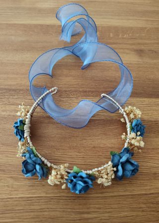Corona de flores azul denim y beige