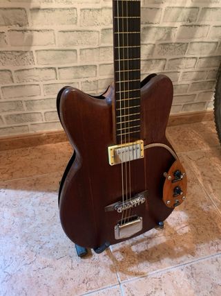 Guitarra artesanal estilo Schorr - Rara