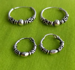 Conjunto de pendientes de plata.