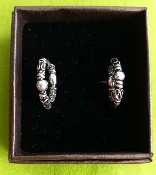 Conjunto de pendientes de plata.