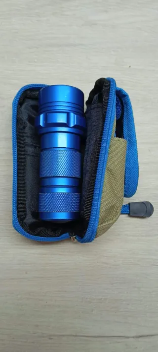 Linterna POLICE y 4 fundas