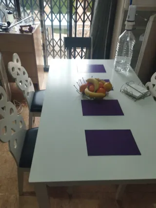 Mesa comedor blanca con 4 sillas