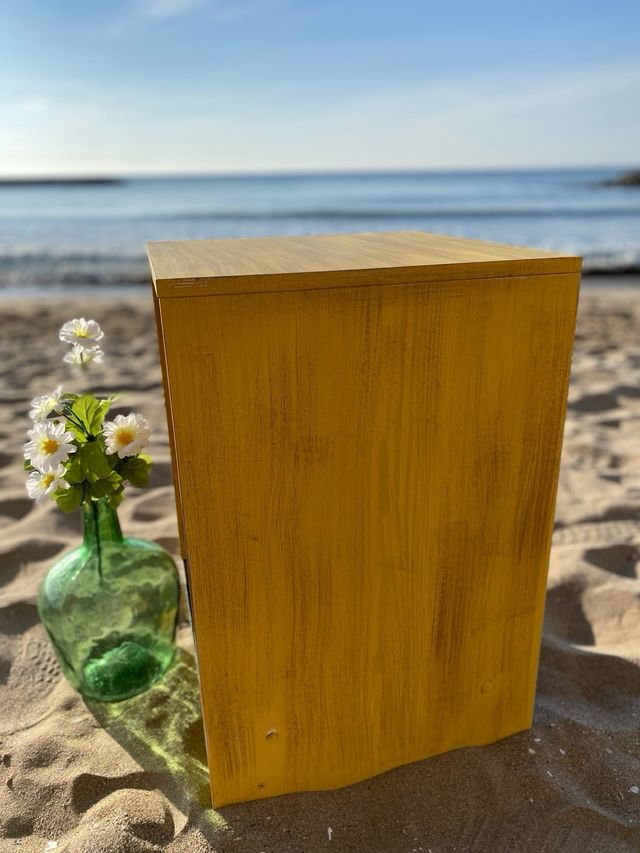 Mueble auxiliar amarillo envejecido