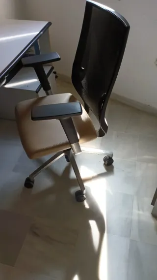 Silla de oficina ergonómica beige y negra