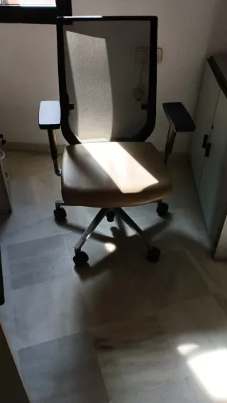 Silla de oficina ergonómica beige y negra
