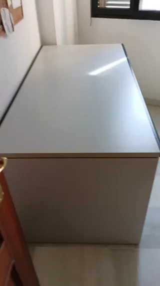 Silla de oficina ergonómica beige y negra