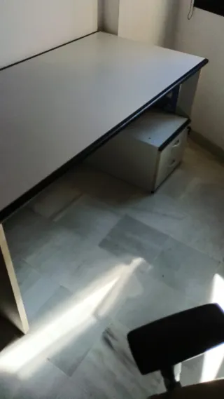 Silla de oficina ergonómica beige y negra