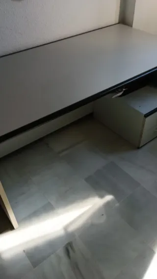 Silla de oficina ergonómica beige y negra