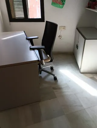 Silla de oficina ergonómica beige y negra