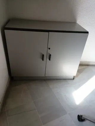 Silla de oficina ergonómica beige y negra