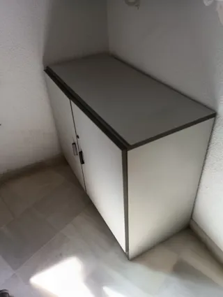 Silla de oficina ergonómica beige y negra