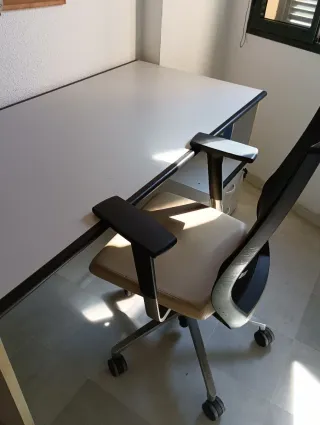 Silla de oficina ergonómica beige y negra