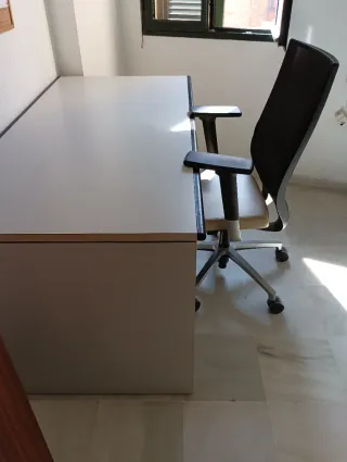 Silla de oficina ergonómica beige y negra