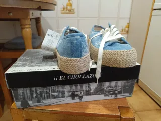 Deportivas azules con flores y esparto