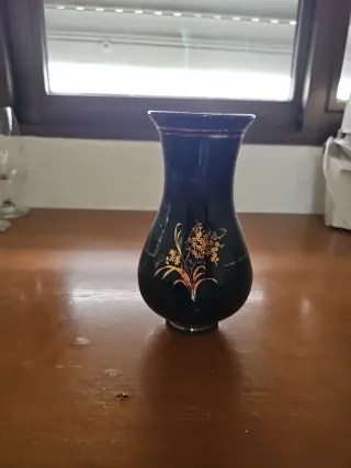 Jarrón de porcelana negro y dorado