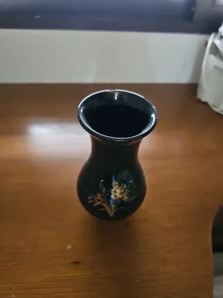 Jarrón de porcelana negro y dorado