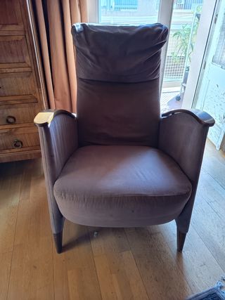 Butaca lila con brazos de madera