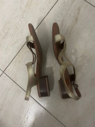 Sandalias Hispanitas Doradas y Marrones