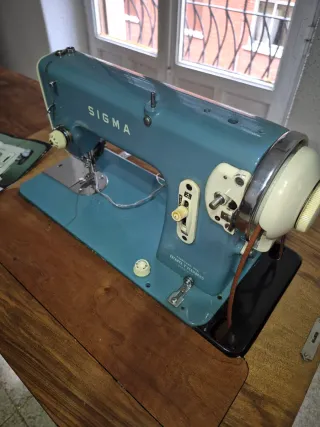 Máquina de coser Sigma con mueble