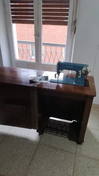 Máquina de coser Sigma con mueble
