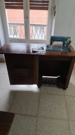 Máquina de coser Sigma con mueble