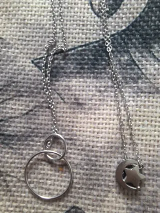 Dos collares plateados con dijes