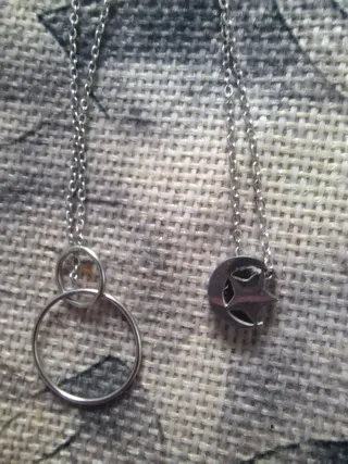 Dos collares plateados con dijes