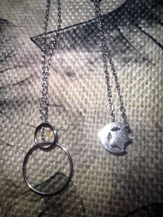 Dos collares plateados con dijes