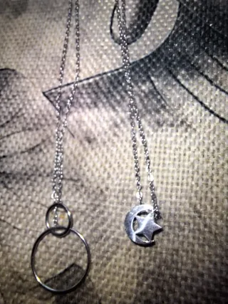 Dos collares plateados con dijes