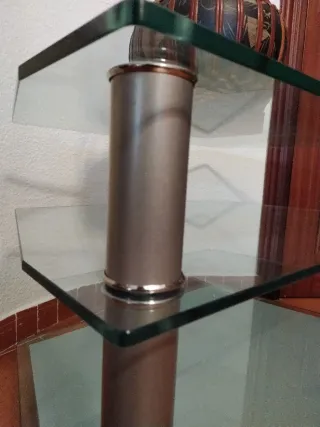 Mesa auxiliar cristal y TV.