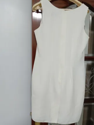 Vestido y blusa de encaje blanco roto.