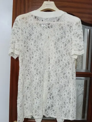 Vestido y blusa de encaje blanco roto.