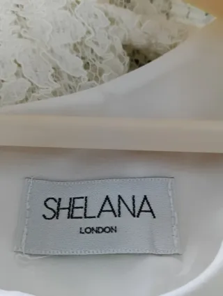 Vestido y blusa de encaje blanco roto.