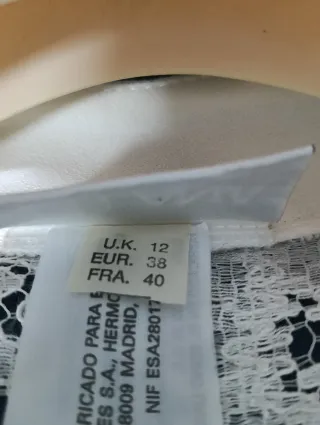 Vestido y blusa de encaje blanco roto.