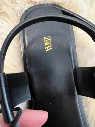 Sandalias Zara planas con detalle dorado