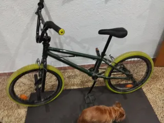 Bicicleta BMX verde con calapiés