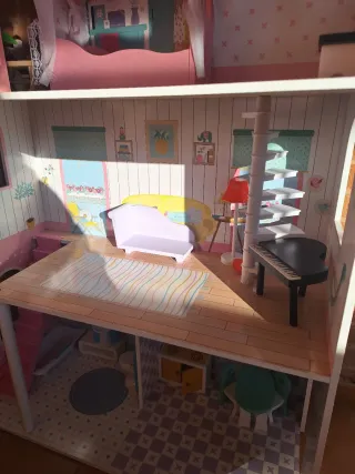 Casa de muñecas rosa de madera