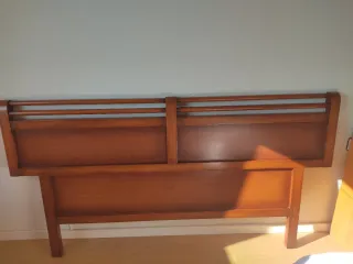 Cabezal de madera marrón
