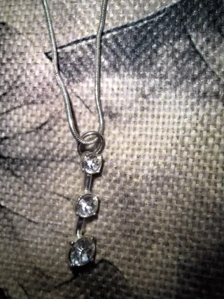 Dos collares con colgantes