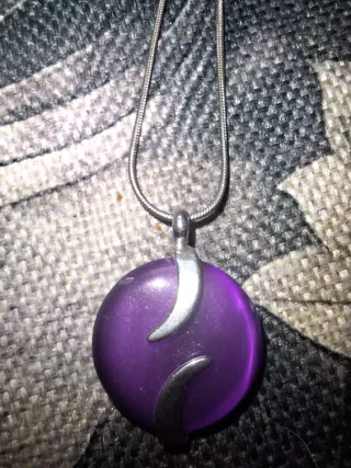 Dos collares con colgantes