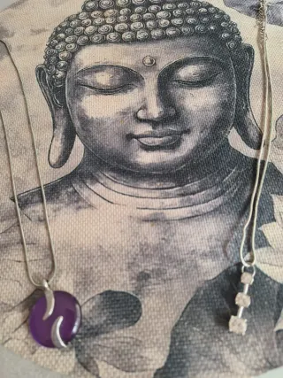Dos collares con colgantes