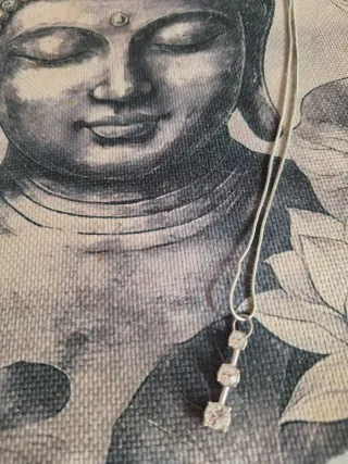 Dos collares con colgantes